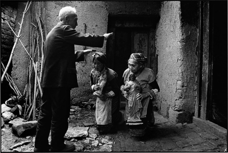CHINA. Yunnan Province. 1993. Preaching to the women of the Ashi tribe.